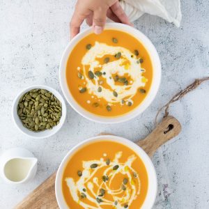 Dos platos con crema de calabaza